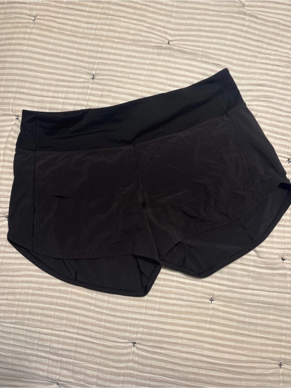 Women’s Black Lululemon Mid-Rise Speed Up Shorts - 4” Inseam